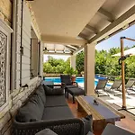 Vila Emely For 8 People Near Porec With Heated Pool & Jacuzzi *