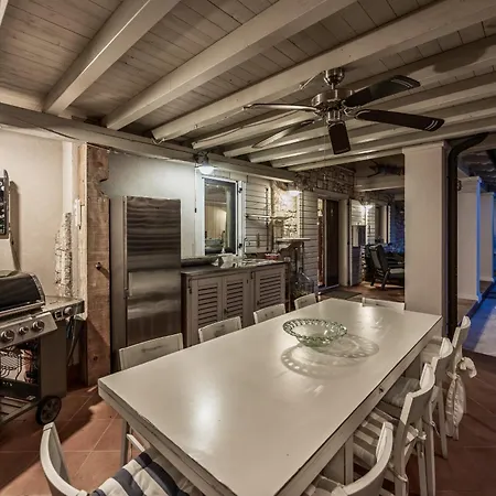 Emely For 8 People Near Porec With Heated Pool & Jacuzzi וילה
