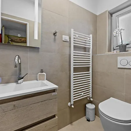 Emely For 8 People Near Porec With Heated Pool & Jacuzzi וילה *