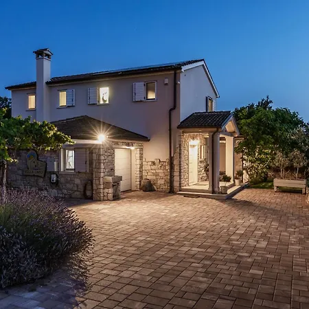 Emely For 8 People Near Porec With Heated Pool & Jacuzzi וילה *