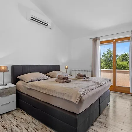 Villa Emely For 8 People Near Porec With Heated Pool & Jacuzzi *