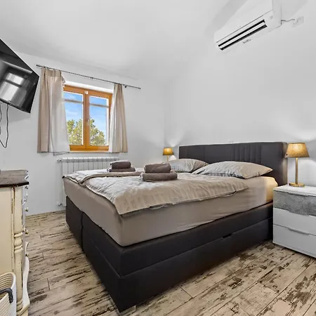 Villa Emely For 8 People Near Porec With Heated Pool & Jacuzzi Gradina (Vrsar)