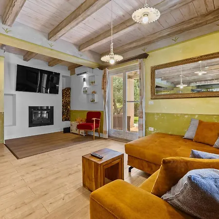 Villa Emely For 8 People Near Porec With Heated Pool & Jacuzzi *