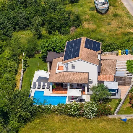 Emely For 8 People Near Porec With Heated Pool & Jacuzzi Vila
