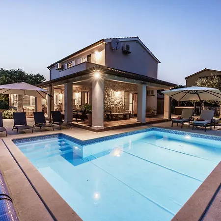 Emely For 8 People Near Porec With Heated Pool & Jacuzzi וילה *